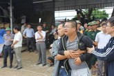 Các con gào khóc trước thi thể Phó giám đốc sở Các con gào khóc trước thi thể Phó giám đốc sở