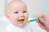 Sai lầm của các bà mẹ khi cho trẻ ăn dặm Sai lầm của các bà mẹ khi cho trẻ ăn dặm