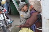 Bức ảnh 'Hai bà cháu' lấy nước mắt giới trẻ Bức ảnh 'Hai bà cháu' lấy nước mắt giới trẻ
