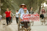 Người mẹ nghèo ròng rã đẩy xe lăn cùng con theo đuổi con chữ Người mẹ nghèo ròng rã đẩy xe lăn cùng con theo đuổi con chữ