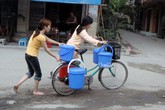Rùng mình, nhiều người dân Hà Nội ăn… nước ao Rùng mình, nhiều người dân Hà Nội ăn… nước ao
