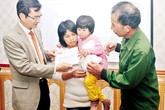 Gần 40 triệu đồng đến với cô bé cơ thể bị cháy đen Gần 40 triệu đồng đến với cô bé cơ thể bị cháy đen