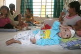 Đắng lòng những sinh linh bị bỏ rơi trong viện Đắng lòng những sinh linh bị bỏ rơi trong viện
