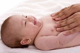 Gắn bó hơn với trẻ nhờ massage Gắn bó hơn với trẻ nhờ massage