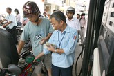 Xăng dầu sung sướng với "cây đũa thần" Xăng dầu sung sướng với "cây đũa thần"