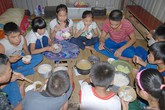 Cám cảnh nhà nghèo lo đồng phục cho con Cám cảnh nhà nghèo lo đồng phục cho con