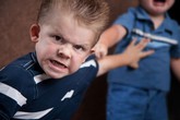 Hai đứa trẻ đánh nhau, ai có trách nhiệm bồi thường? Hai đứa trẻ đánh nhau, ai có trách nhiệm bồi thường?