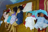 Nghẹn lòng 5 bé bị bỏ rơi khi còn cuống rốn nơi cổng chùa Nghẹn lòng 5 bé bị bỏ rơi khi còn cuống rốn nơi cổng chùa