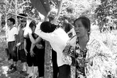 Vụ trôi xe, 5 người mất tích tại Nghĩa Đàn, Nghệ An: Tiếng khóc xé lòng giữa trời lũ Vụ trôi xe, 5 người mất tích tại Nghĩa Đàn, Nghệ An: Tiếng khóc xé lòng giữa trời lũ