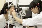 Bà bầu "dính" đau mắt đỏ: Hạn chế tối đa dùng thuốc khi có thai 3 tháng đầu Bà bầu "dính" đau mắt đỏ: Hạn chế tối đa dùng thuốc khi có thai 3 tháng đầu