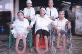 Tang thương chất chồng nơi xóm núi cô quạnh Tang thương chất chồng nơi xóm núi cô quạnh