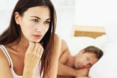 Lầm lũi “tự xử” khi nằm bên chồng Lầm lũi “tự xử” khi nằm bên chồng