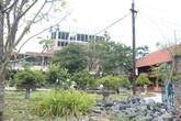 Ngôi nhà gỗ hoành tráng mọc trong Cung Văn hóa thiếu nhi: Xử lý kiểu nửa chừng... Ngôi nhà gỗ hoành tráng mọc trong Cung Văn hóa thiếu nhi: Xử lý kiểu nửa chừng...