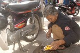 Cụ bà 79 tuổi “múa gậy” điều tiết giao thông Cụ bà 79 tuổi “múa gậy” điều tiết giao thông