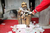 Vô tình gây nghiệp ác vì đặt tiền lễ không đúng chỗ Vô tình gây nghiệp ác vì đặt tiền lễ không đúng chỗ