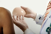 Mất hết hưng phấn vì ngực vợ quá khổ Mất hết hưng phấn vì ngực vợ quá khổ
