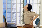 4 thói quen hàng ngày là "thủ phạm" khiến bạn đau lưng 4 thói quen hàng ngày là "thủ phạm" khiến bạn đau lưng