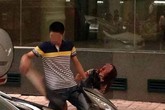 Bất bình cảnh chồng đánh vợ dã man giữa đường Bất bình cảnh chồng đánh vợ dã man giữa đường
