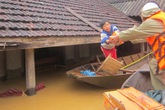 Nước lũ chạm mái nhà, dân Hà Tĩnh đói rét Nước lũ chạm mái nhà, dân Hà Tĩnh đói rét