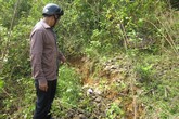 Dân hoang mang vì ngọn núi xuất hiện nhiều vết nứt lớn Dân hoang mang vì ngọn núi xuất hiện nhiều vết nứt lớn