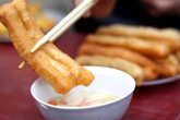 Ngày gió về đi ăn quẩy nóng, bánh gối lót dạ Ngày gió về đi ăn quẩy nóng, bánh gối lót dạ