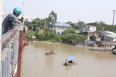 Bất ngờ nhảy cầu tự vẫn khi đang đi chơi với bạn Bất ngờ nhảy cầu tự vẫn khi đang đi chơi với bạn