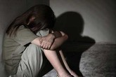 "Yêu râu xanh" dùng kẹo dụ bé gái 5 tuổi ra bụi rậm để hiếp dâm "Yêu râu xanh" dùng kẹo dụ bé gái 5 tuổi ra bụi rậm để hiếp dâm