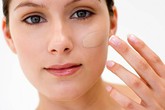 Cách đánh lớp nền và phấn phủ hoàn hảo cho ngày thu hanh khô Cách đánh lớp nền và phấn phủ hoàn hảo cho ngày thu hanh khô