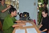 Giả cô giáo, lừa lấy bông tai vàng của hàng loạt học sinh Giả cô giáo, lừa lấy bông tai vàng của hàng loạt học sinh