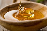Không nên dùng mật ong đánh tưa lưỡi cho trẻ Không nên dùng mật ong đánh tưa lưỡi cho trẻ
