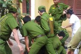 20 cảnh sát giải cứu thiếu nữ bị bắt làm con tin 20 cảnh sát giải cứu thiếu nữ bị bắt làm con tin