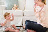 Mốc phát triển trẻ cần đạt khi 1 tuổi Mốc phát triển trẻ cần đạt khi 1 tuổi
