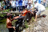 Công an chạy mô tô phân khối lớn tông chết người Công an chạy mô tô phân khối lớn tông chết người