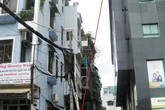 Nhân viên công sở rơi từ nhà cao tầng xuống đất thiệt mạng Nhân viên công sở rơi từ nhà cao tầng xuống đất thiệt mạng