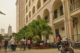 Nữ sinh ĐH Thương Mại rơi từ tầng 4 xuống đất Nữ sinh ĐH Thương Mại rơi từ tầng 4 xuống đất