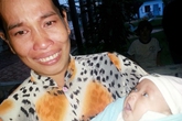 Mẹ nức nở tiễn con gái bị 'chôn sống' vào trung tâm mồ côi Mẹ nức nở tiễn con gái bị 'chôn sống' vào trung tâm mồ côi