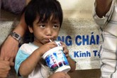 Tìm thấy cháu bé 3 tuổi bị ép đi ăn xin, bạo hành Tìm thấy cháu bé 3 tuổi bị ép đi ăn xin, bạo hành