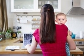 Nếu quá bám mẹ, bé sẽ thiếu tự tin Nếu quá bám mẹ, bé sẽ thiếu tự tin