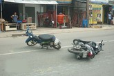 Nam thanh niên vỡ toác đầu sau cú tông xe máy ở Sài Gòn Nam thanh niên vỡ toác đầu sau cú tông xe máy ở Sài Gòn