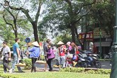 Hà Nội: Du khách chạy thục mạng vì bị “nữ quái” đeo bám Hà Nội: Du khách chạy thục mạng vì bị “nữ quái” đeo bám