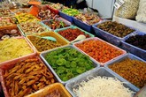 Tiểu thương gắn nhãn hàng gia truyền cho mứt Trung Quốc Tiểu thương gắn nhãn hàng gia truyền cho mứt Trung Quốc