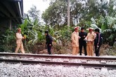 Nghe điện thoại trên đường ray, thiếu nữ bị tàu đâm chết Nghe điện thoại trên đường ray, thiếu nữ bị tàu đâm chết