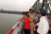Thiếu nữ định nhảy cầu Mai Dịch vì không tìm được việc Thiếu nữ định nhảy cầu Mai Dịch vì không tìm được việc
