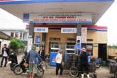 Người dân đổ xô mua xăng... về dự trữ Người dân đổ xô mua xăng... về dự trữ