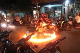 'Thiếu nữ' cởi áo múa lửa giữa đường bán kẹo kéo 'Thiếu nữ' cởi áo múa lửa giữa đường bán kẹo kéo