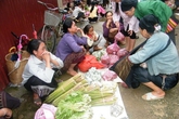 Độc đáo khu chợ Việt lưu hành cùng lúc 3 loại tiền Độc đáo khu chợ Việt lưu hành cùng lúc 3 loại tiền