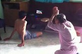 Clip mẹ già vái lạy: Người con trai là giáo viên Clip mẹ già vái lạy: Người con trai là giáo viên