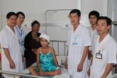 Bé gái bị máy ép nước mía cuốn lột da đầu đã xuất viện Bé gái bị máy ép nước mía cuốn lột da đầu đã xuất viện