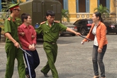 Con gái cùng người yêu đang cướp vàng trên cổ thì mẹ bất ngờ tỉnh dậy Con gái cùng người yêu đang cướp vàng trên cổ thì mẹ bất ngờ tỉnh dậy