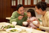 Mẹ mớm cơm, mớm luôn mầm bệnh cho con Mẹ mớm cơm, mớm luôn mầm bệnh cho con